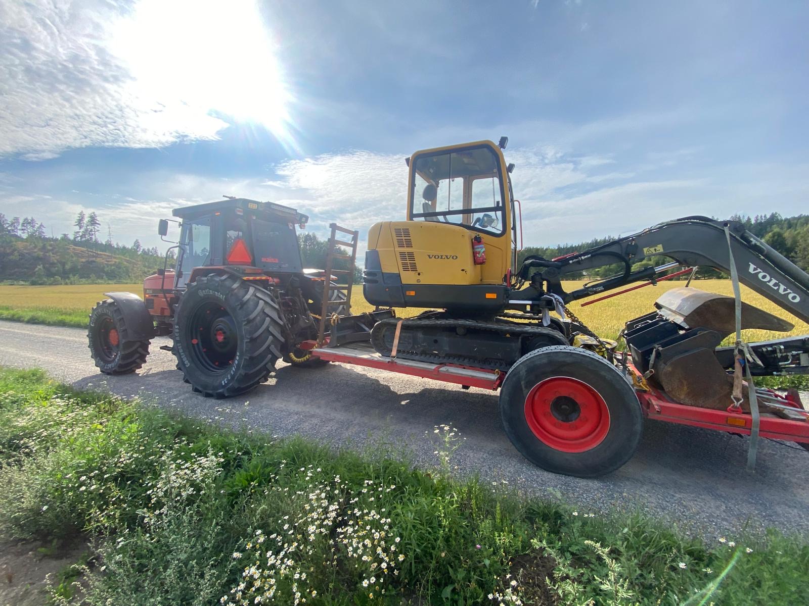 Kaluston siirtoa työmaalta, Massey Ferguson 3115 vetojuhtana Volvo EC35 kaivinkoneelle