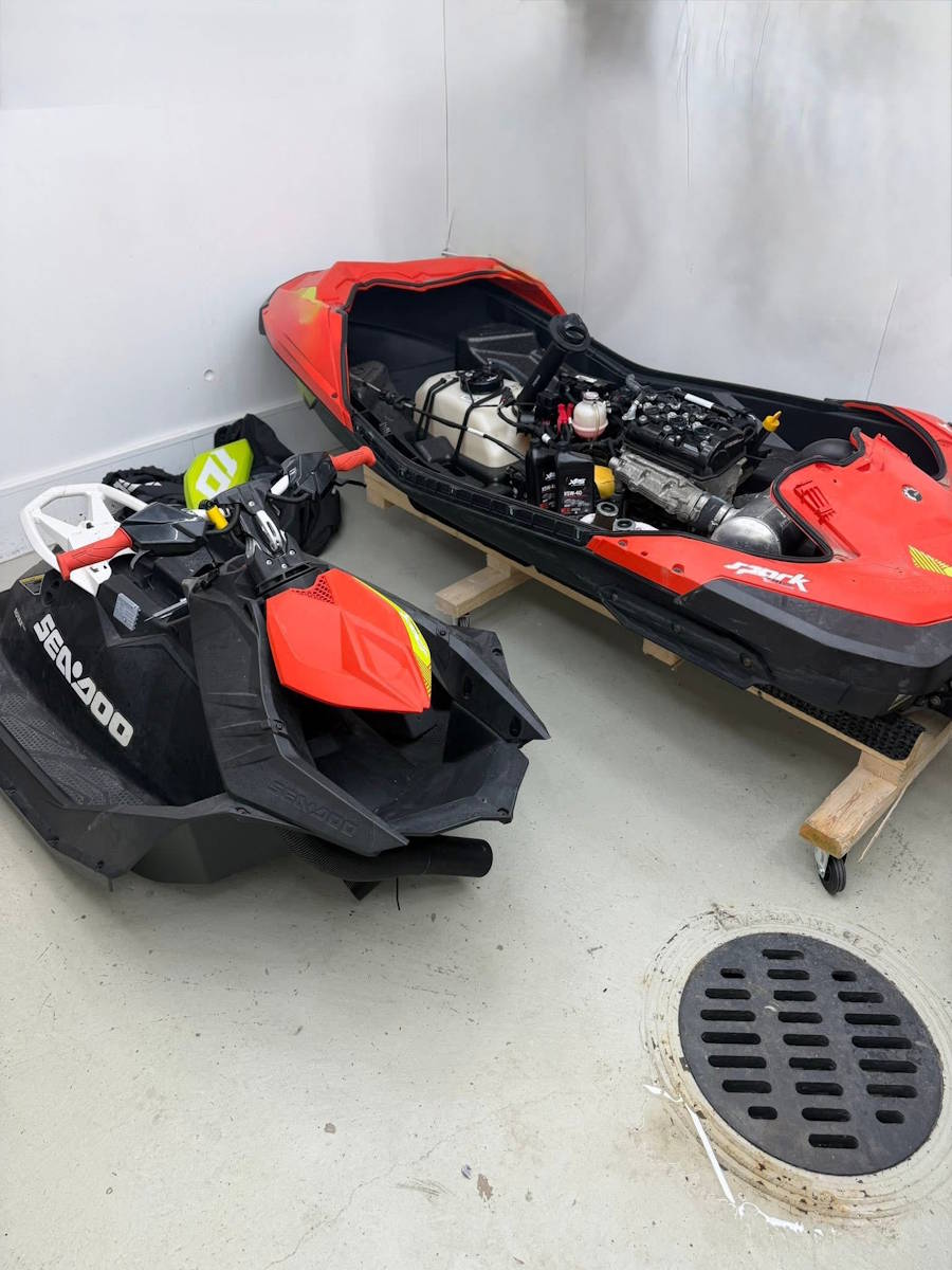 Vesiskootterin kausihuolto- tähän yksilöön myös tehty korjauksia, kulutusrenkaat sekä kisaisemman impellerin vaihto, ja matka jatkuu. Myös vesiskootterin nouto sekä palautus