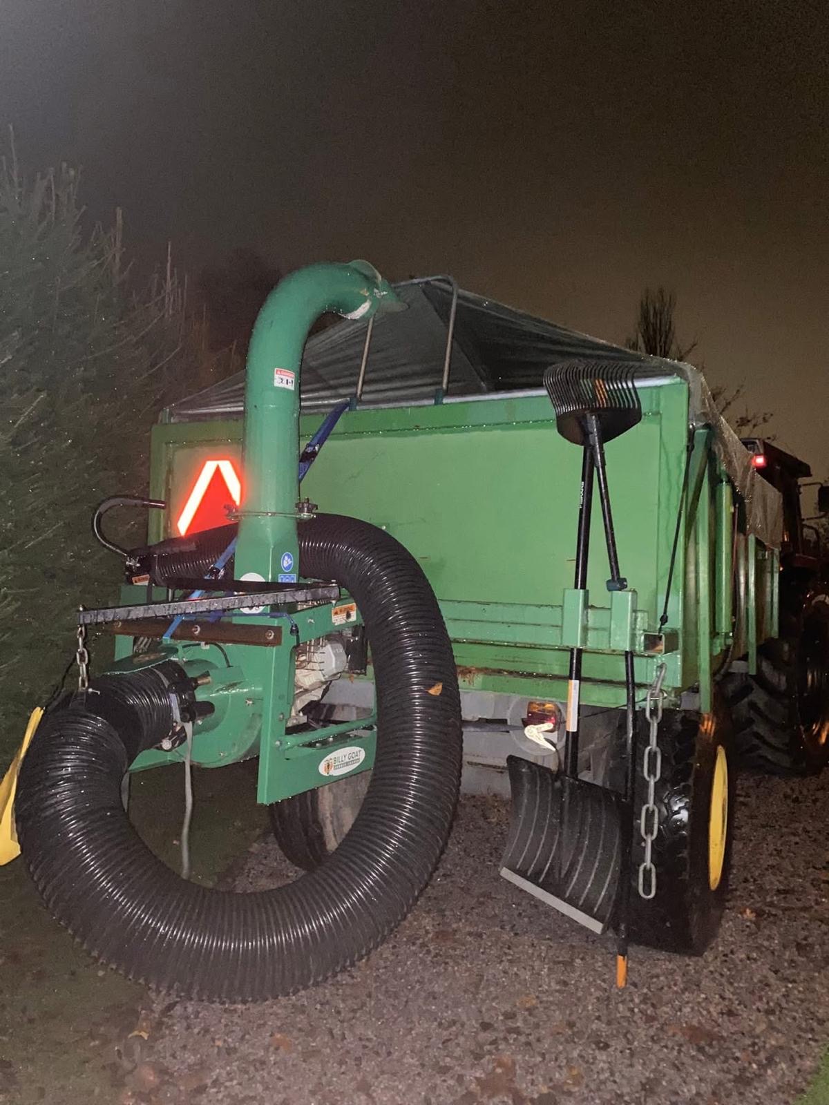 Syksyn varustelut kasaan, lehti imuri jolla helposti lehditä eroon. Imu tapahtuu valmiiksi tien reunaan kasatusta kasasta. Lehdet päätyvät vastuulliseen jatko käsittely pisteeseen