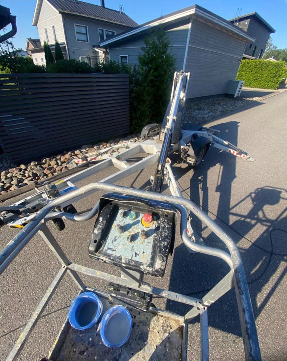 Maalauksessa voidaan käyttää apuna henkilönosturia jolla saadaan korkeammat paikat maalauttua turvallisesti