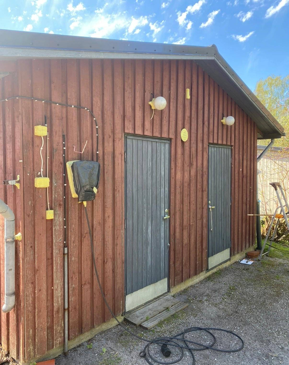 Varaston pääty ennen maalaamista, pinta käyty läpi epäpuhtauksilta