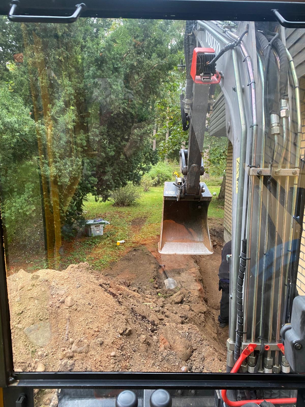 Varastorakennuksen kaivuuta salaojitusta varten sekä parkkialueen laajennusta